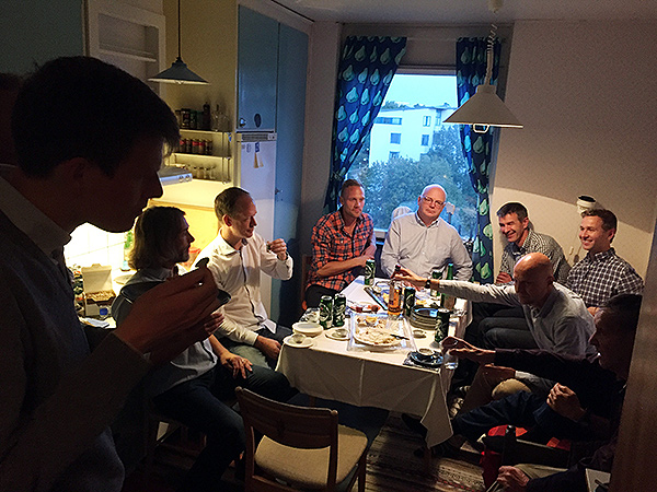 Asplund i högsätet med Robban och Leffe bredvid sig. Erik, Tranan, Jonas Rodhe, Henke och även Olle syns på bilden.